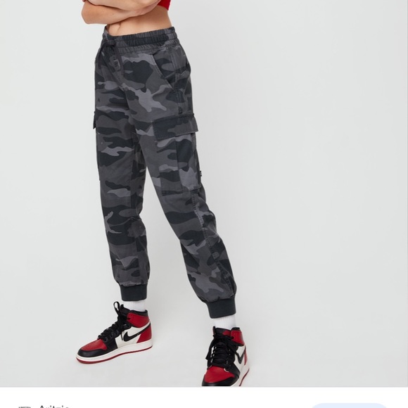 Aritzia TNA Twin Falls Camo Cargo Pants - Picture 3 of 4